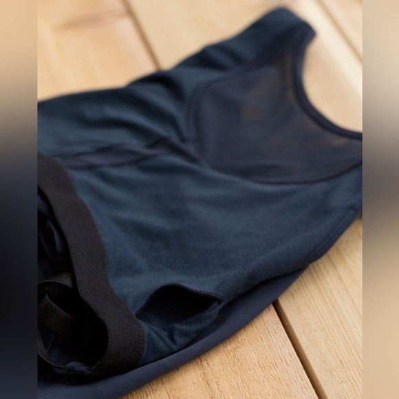 Lululemon Mesh With Me Tank color Inkwell Size 4 - Picture 5 of 5